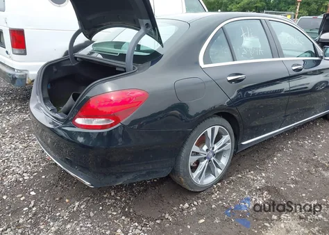 2017 Mercedes-Benz C 300 4Matic/Luxury 4Matic/Sport 4Matic z USA, uszkodzony, nr VIN 55SWF4KB4HU194610